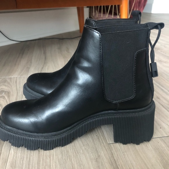 Zara Shoes - Black leather chunky booties